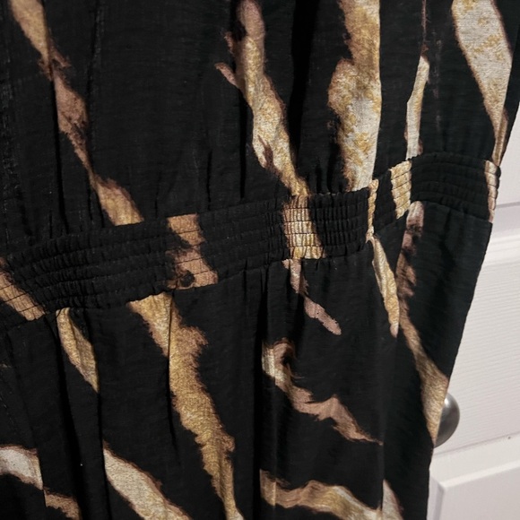 Simply Vera Wang tie-front romper. Size Medium - Picture 7 of 8